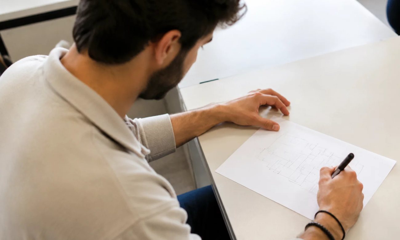 Colegas de trabalho de pé no corredor, conversando antes de a sessão abrir